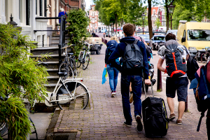 'Amsterdam, pak overlast vakantieverhuur aan'